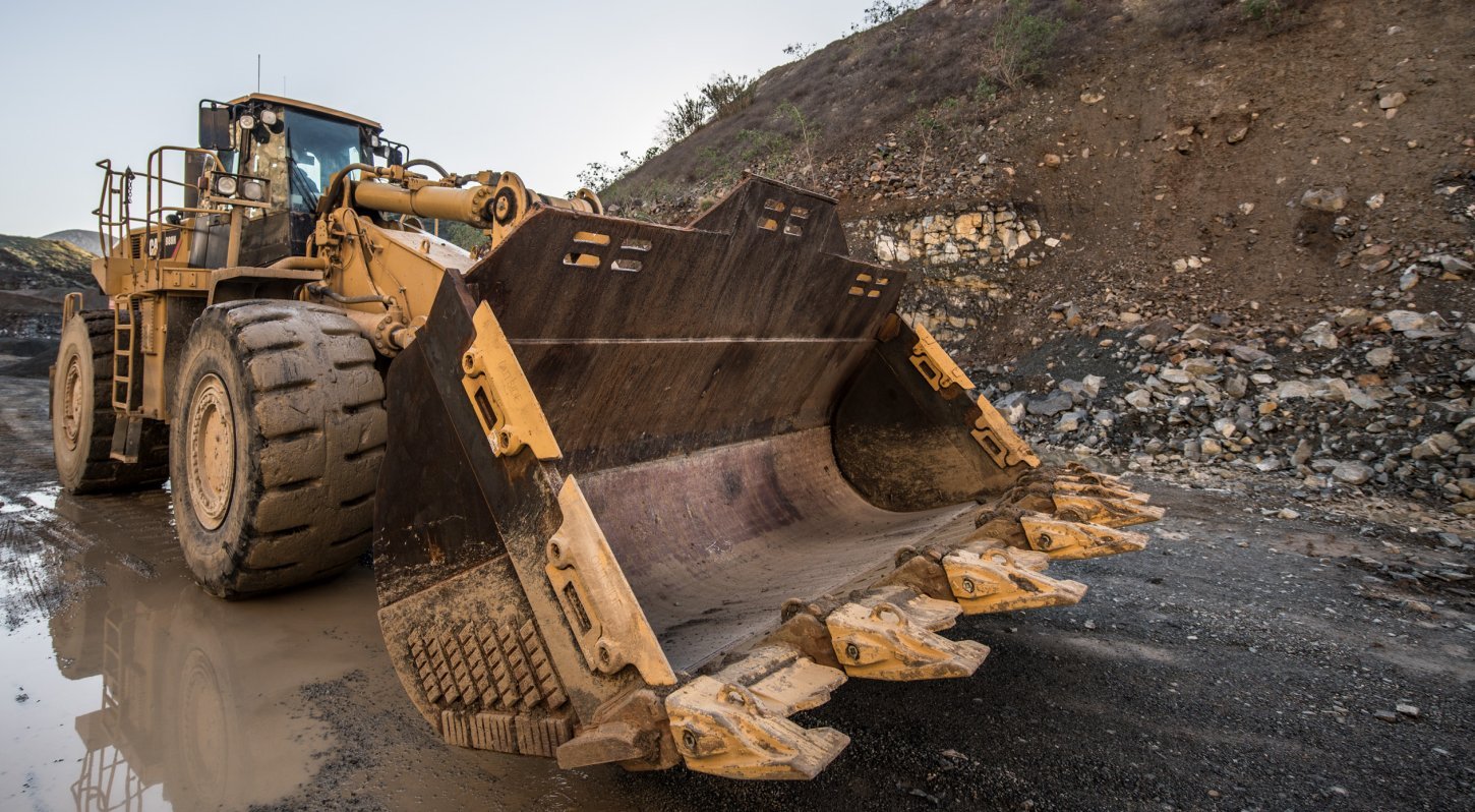 Big Bucket Teeth on This Cat Machine