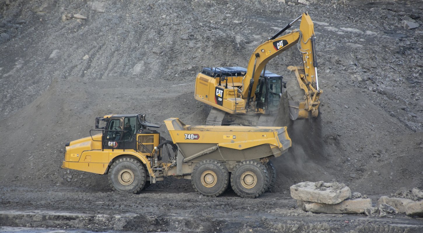 St. Joseph Missouri Landfill Cat Machines at Work